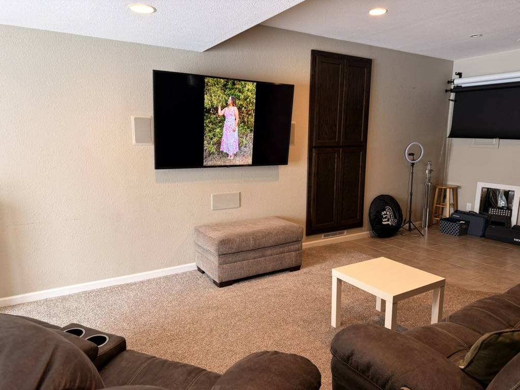 Where Parent and senior watching slideshow during gallery reveal and ordering appointment in MBP studio